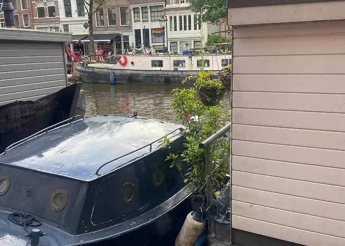 Houseboat Bonnie